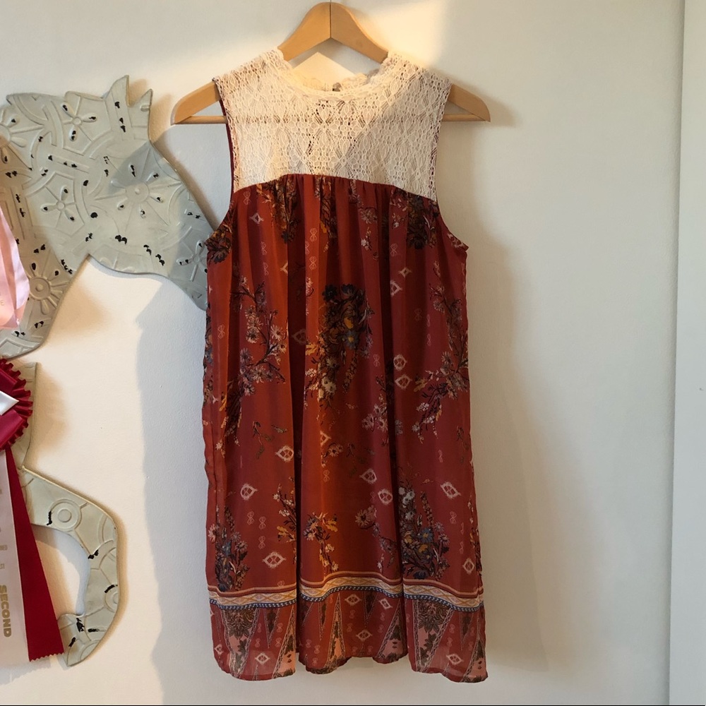 Xhilaration Floral and Lace Shift Dress